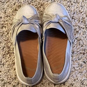 Baretraps Britta Twist Bow slip on casual sneaker Flats Size 6.5 metallic beige